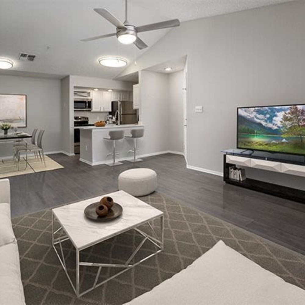 Living space with a ceiling fan at The Edge at Lake Lotus in Altamonte Springs, Florida