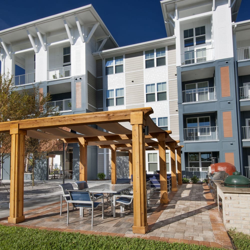Covered area with tables and chairs at Alcove Apartments in Orlando, Florida