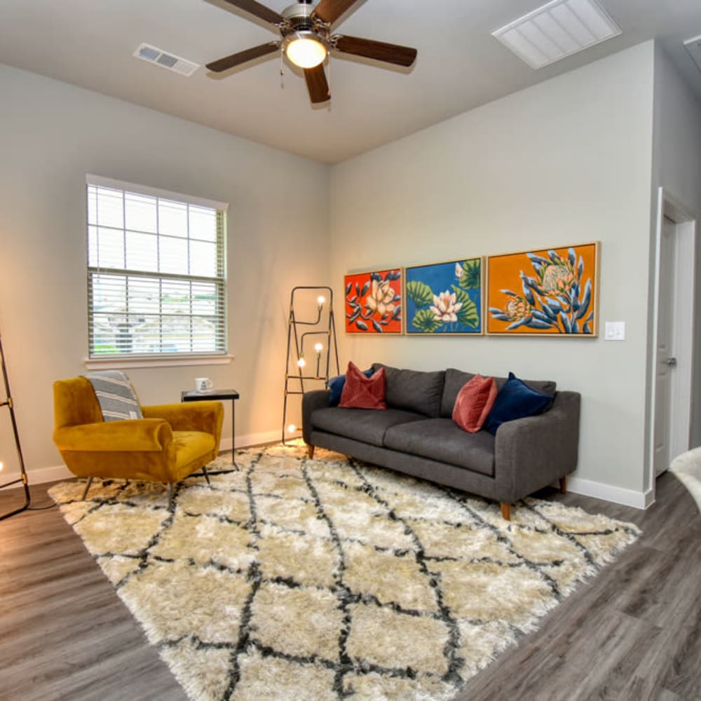 Living room area at Clark Ridge Canyon in Dallas, Texas 