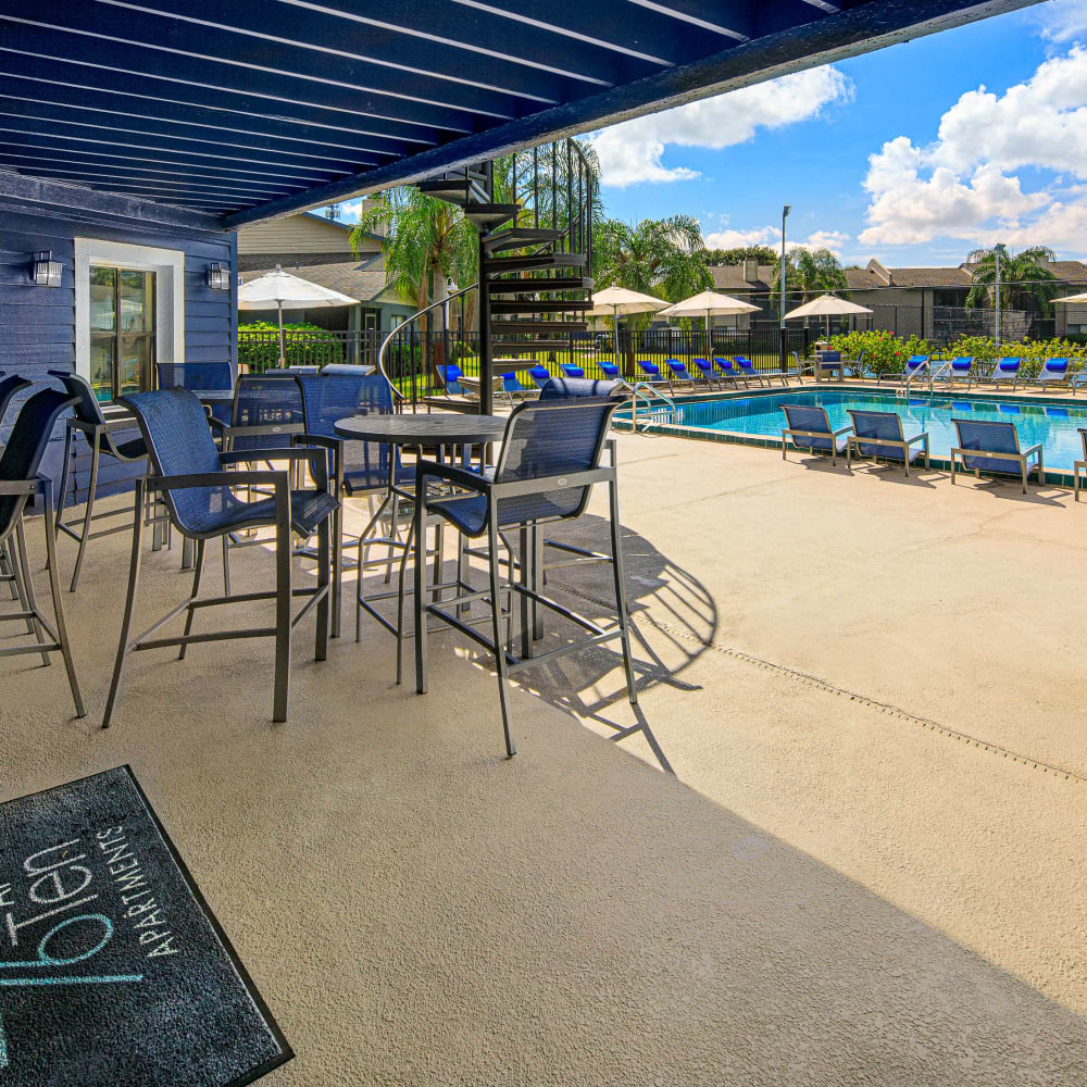 Covered outdoor tables and chairs at WestEnd Apartments in Tampa, Florida
