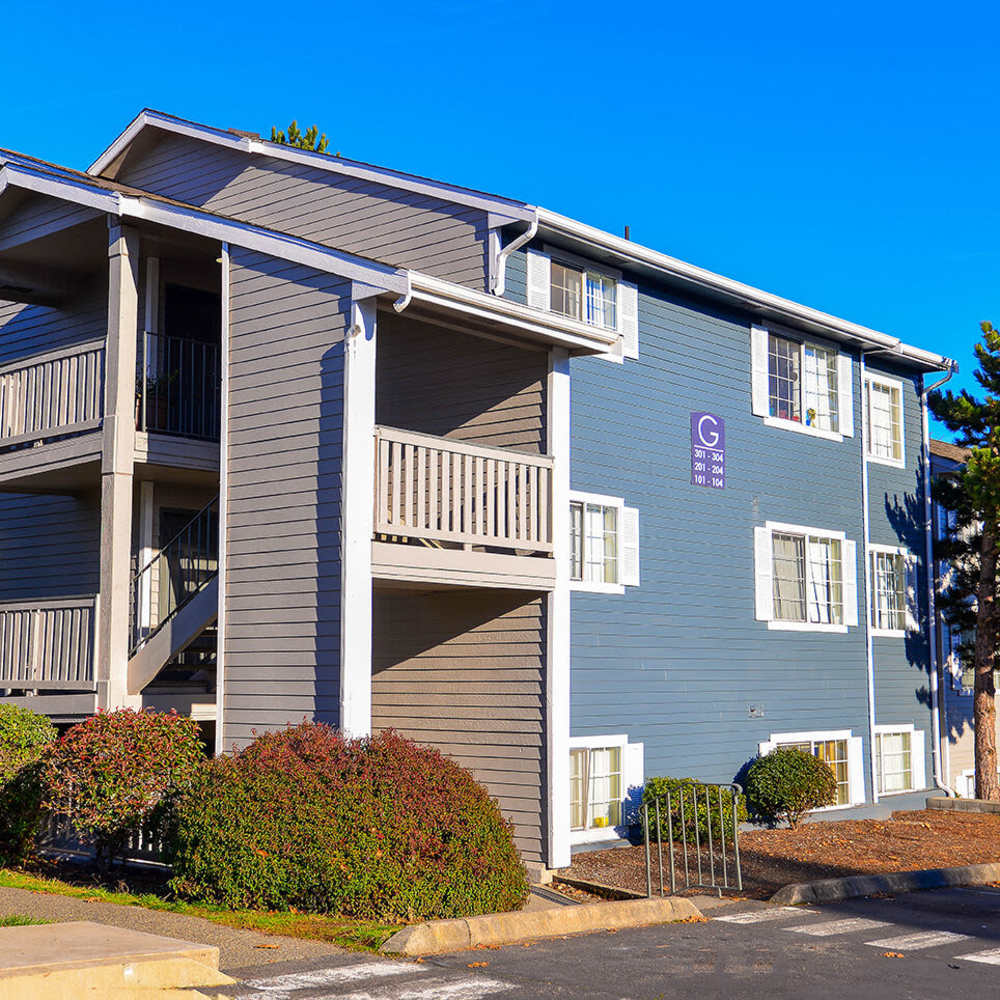 External view of apartment building at 1202 Pearl in Tacoma, Washington