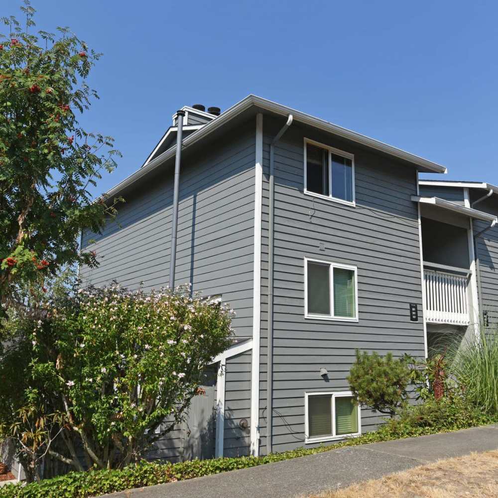 Apartment building with 3 floors at Spinnaker Apartments in Des Moines, Washington