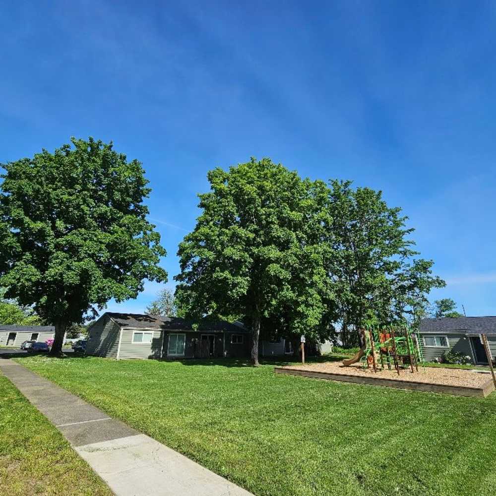 Community surround with greenery at Park Manor in Lebanon, Oregon 