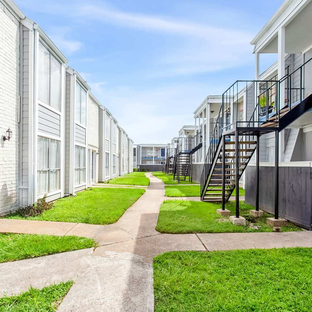 Well manicured sidewalks at The Sanctuary At 9430 in Houston, Texas