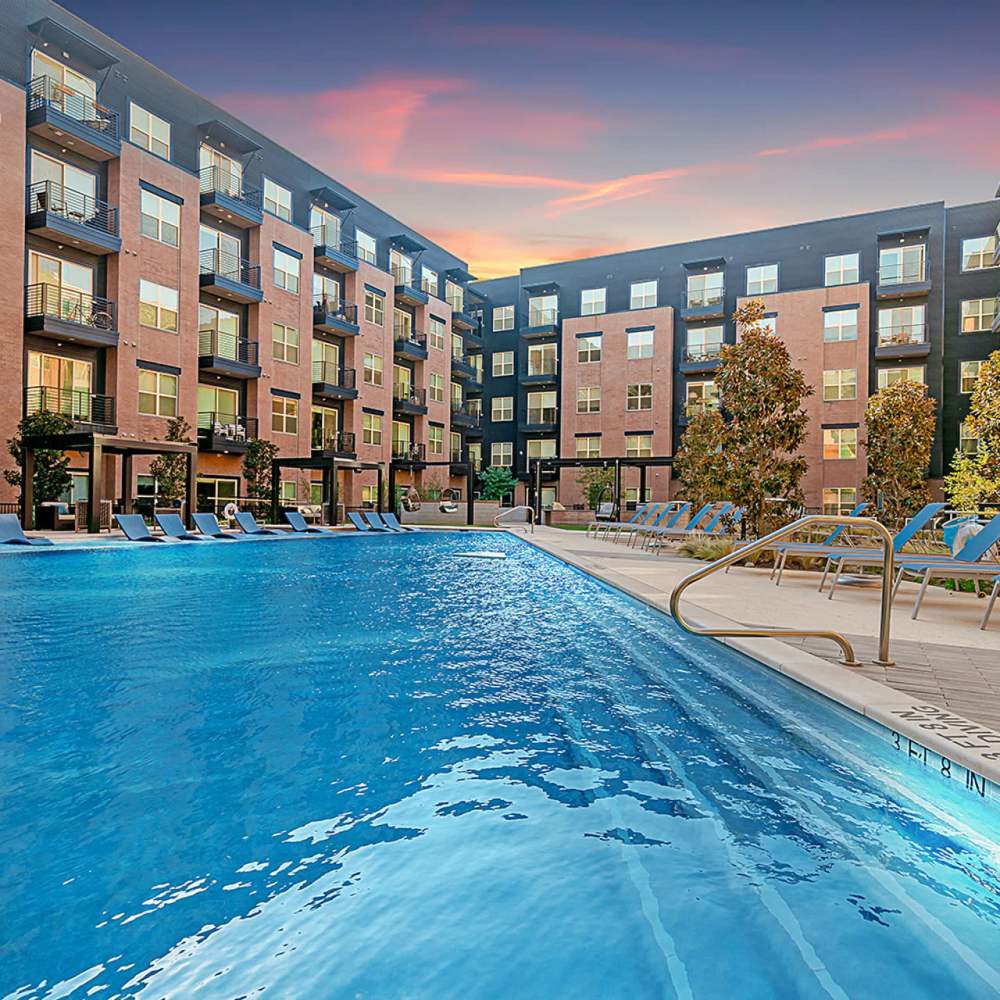 Swimming pool at Los Altos Trinity Green in Dallas, Texas