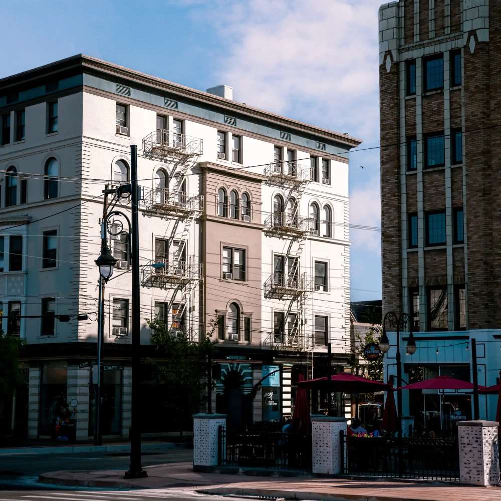 Exterior building at À L'aise Hyde Park in Cincinnati, Ohio