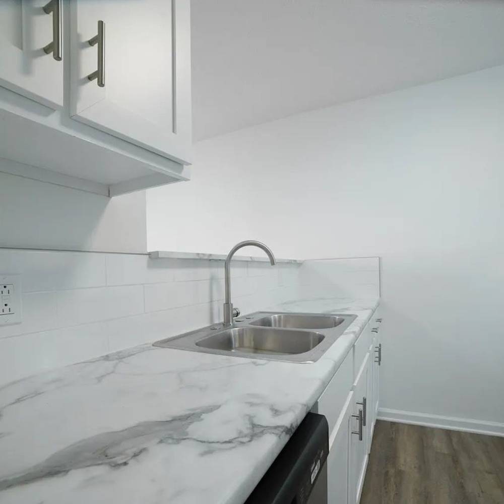 Apartment kitchen with modern finishes at The Bellevue At 1045 in Cookeville, Tennessee