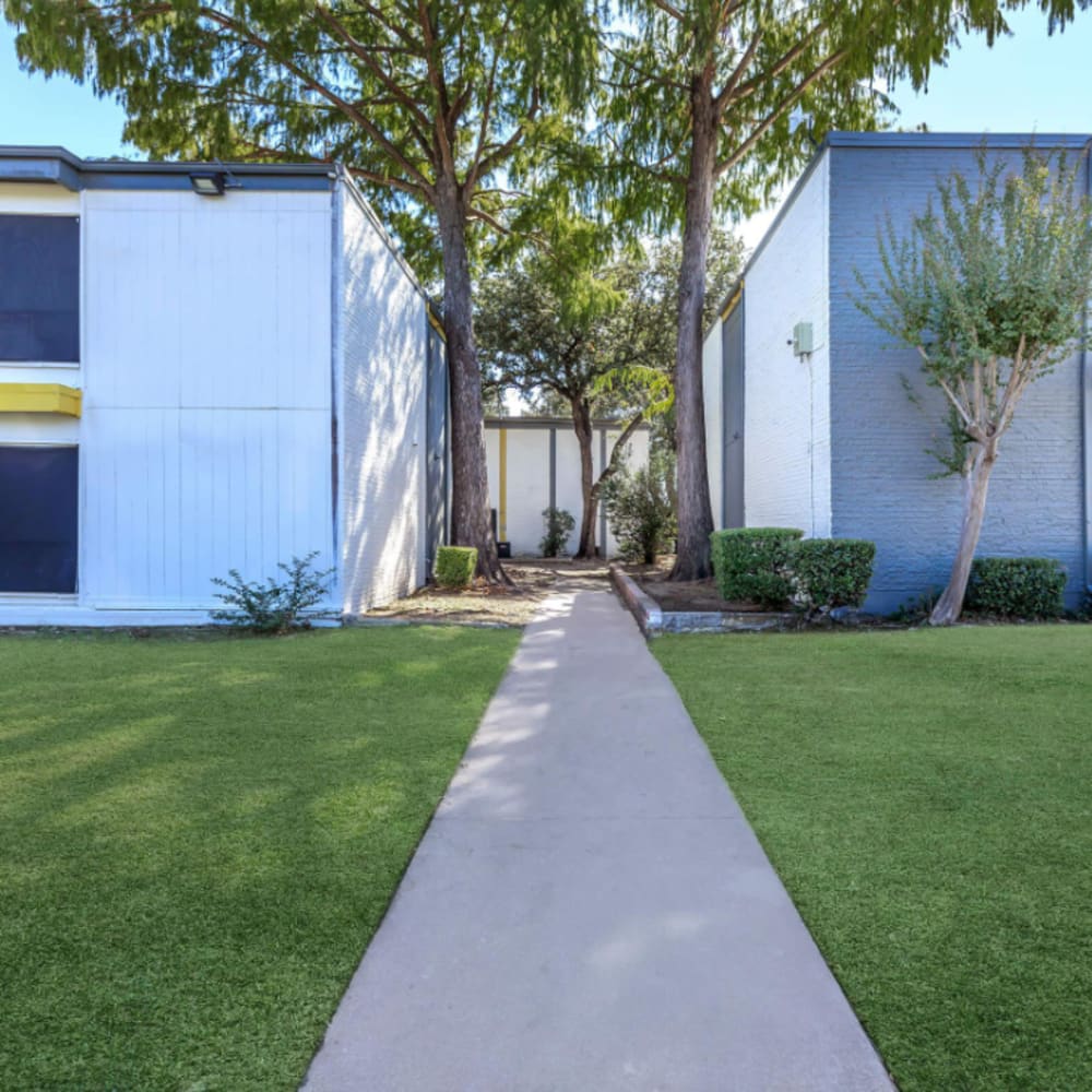 Building exterior with a walkway at The Hayes Apartments in Fort Worth,Texas