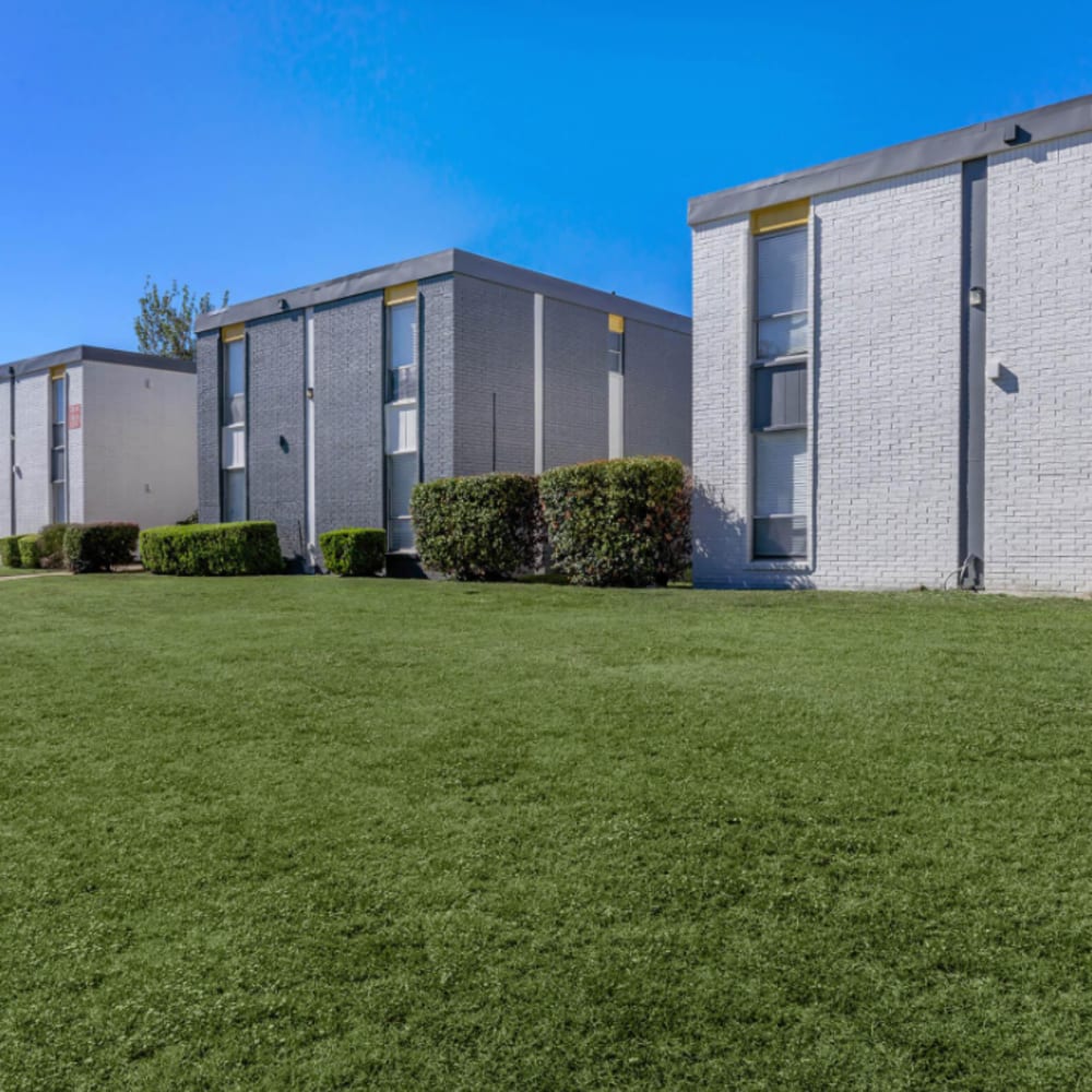 Property buildings with ample amount of plantation at The Hayes Apartments in Fort Worth,Texas