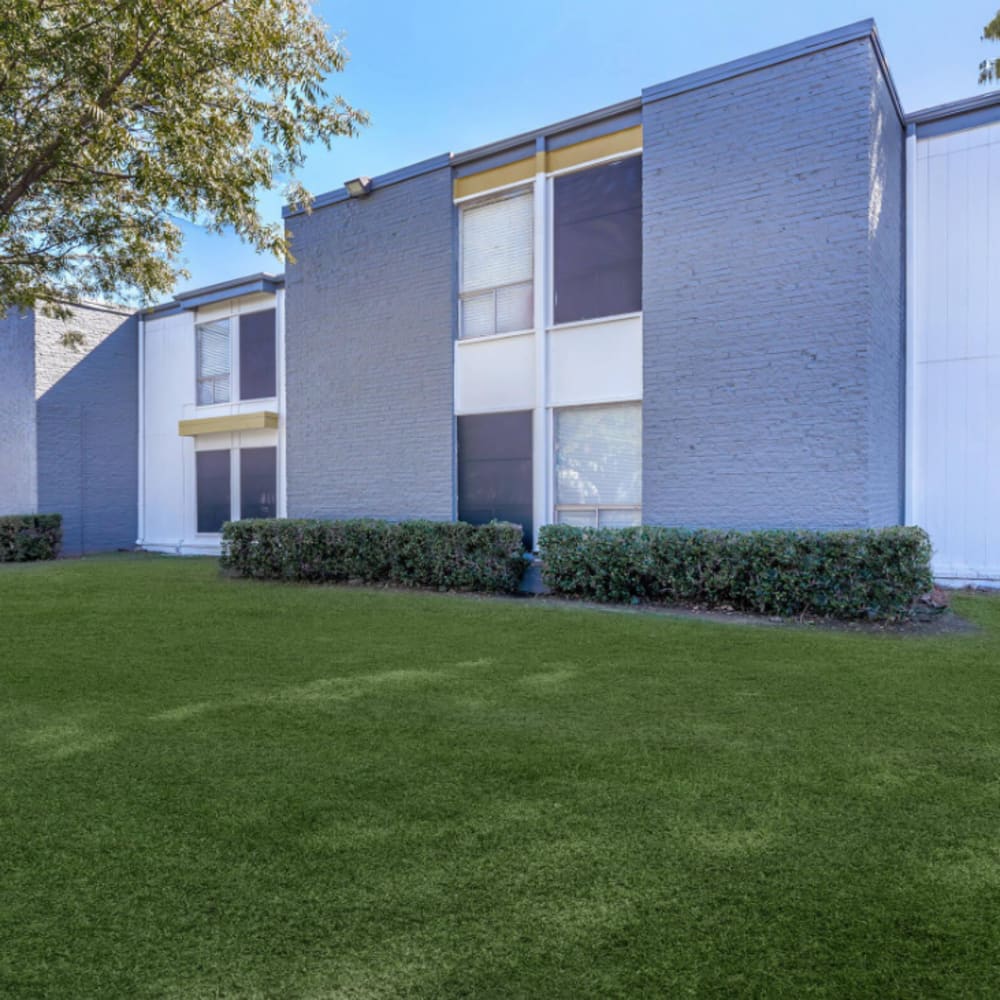 Exterior of the property with spacious courtyard at The Hayes Apartments in Fort Worth,Texas