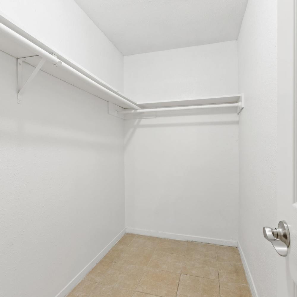 Floorplan E | 1 BR, 1BA With Study (Bedroom Closet) 1008 Sq Ft