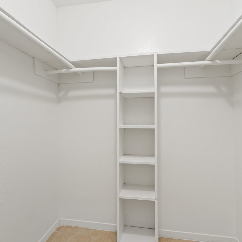 Floorplan E | 1 BR, 1BA With Study (Bedroom Closet) 1008 Sq Ft