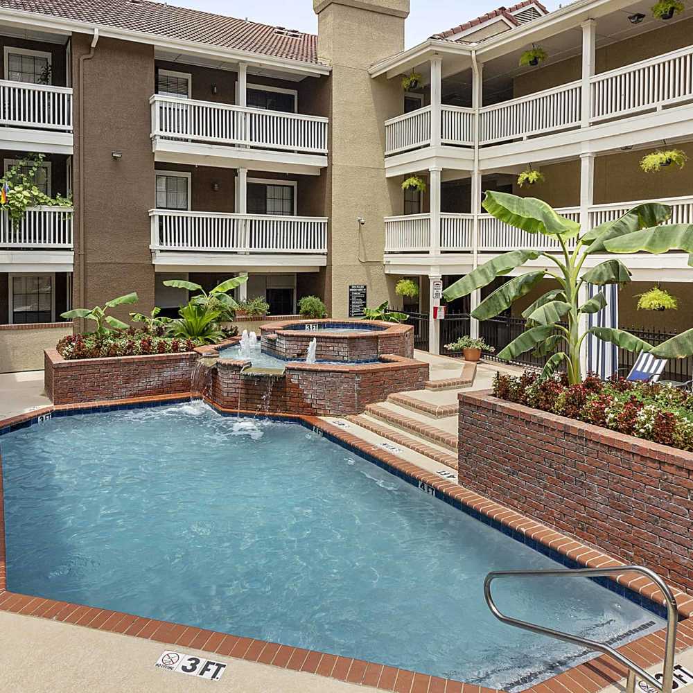 Community pool at Lincoln Court Apartments in Dallas, Texas