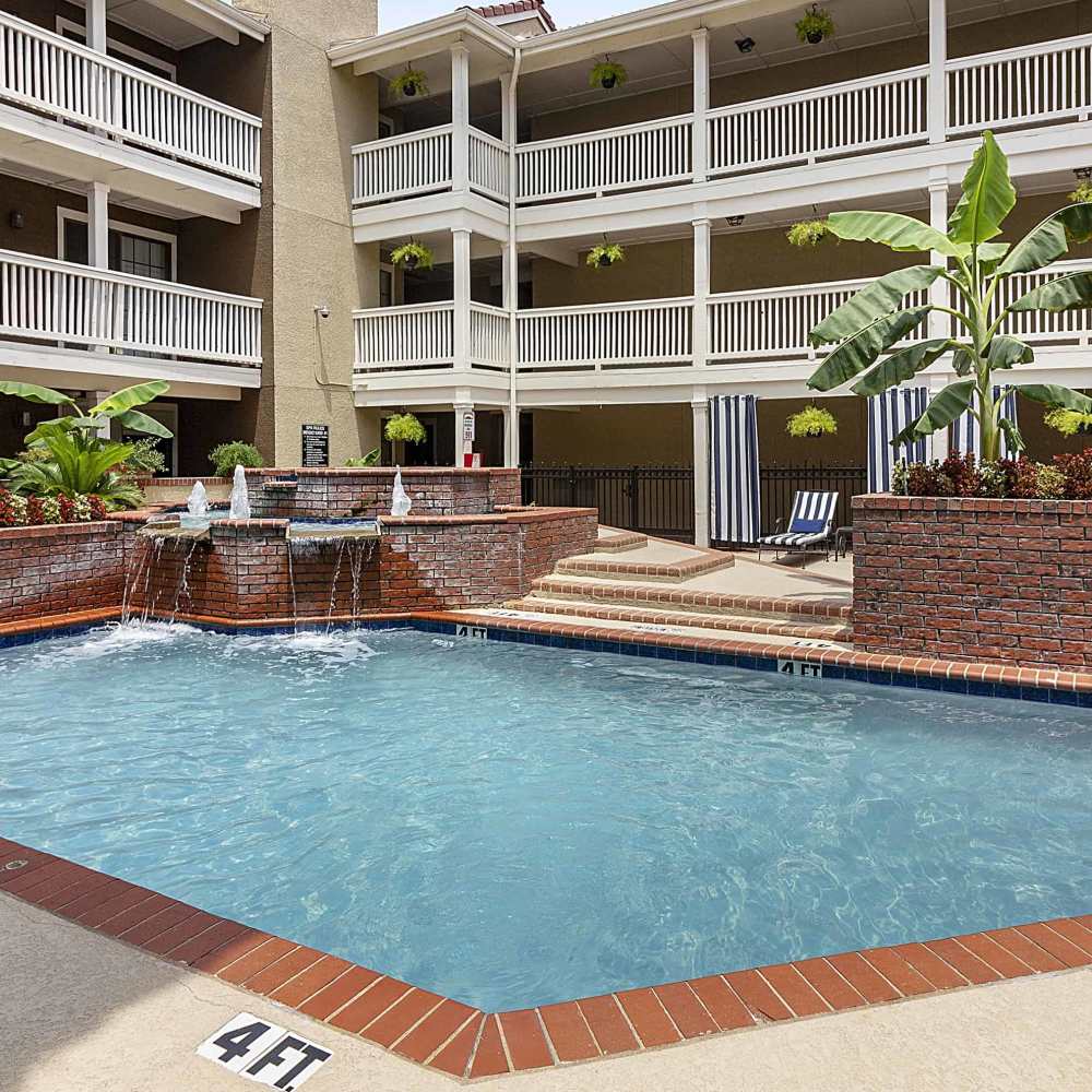 Swimming pool at Lincoln Court Apartments in Dallas, Texas