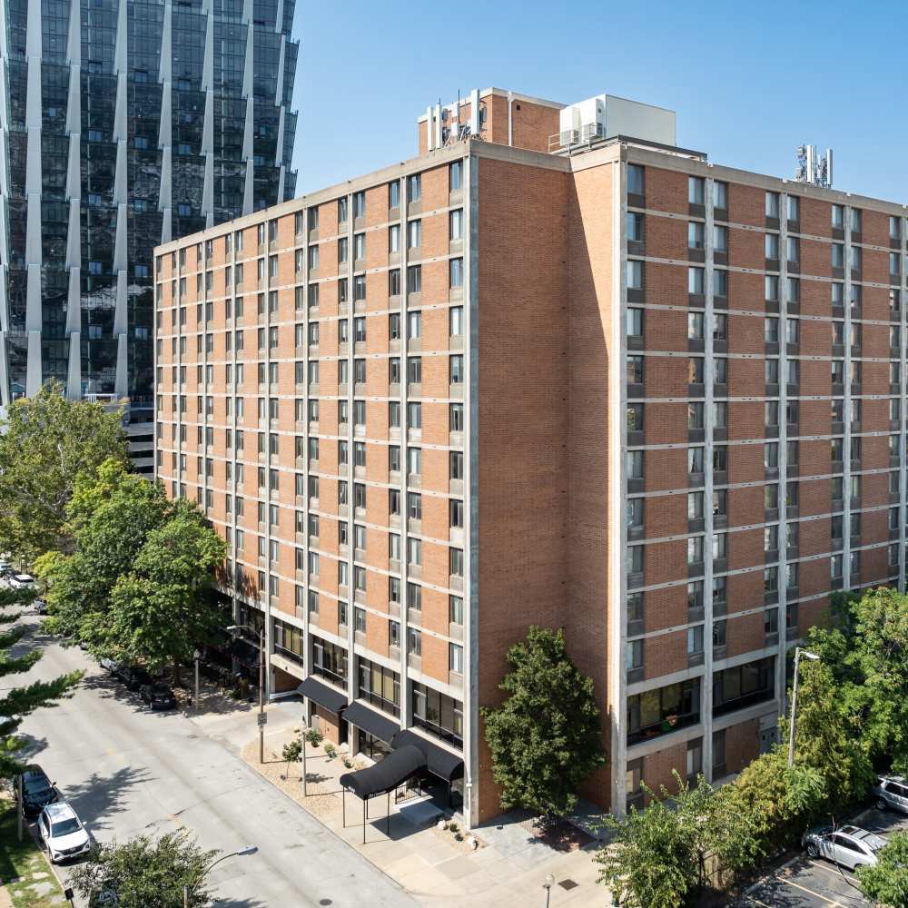 Exterior building view at Del Coronado Apartments in St. Louis, Missouri