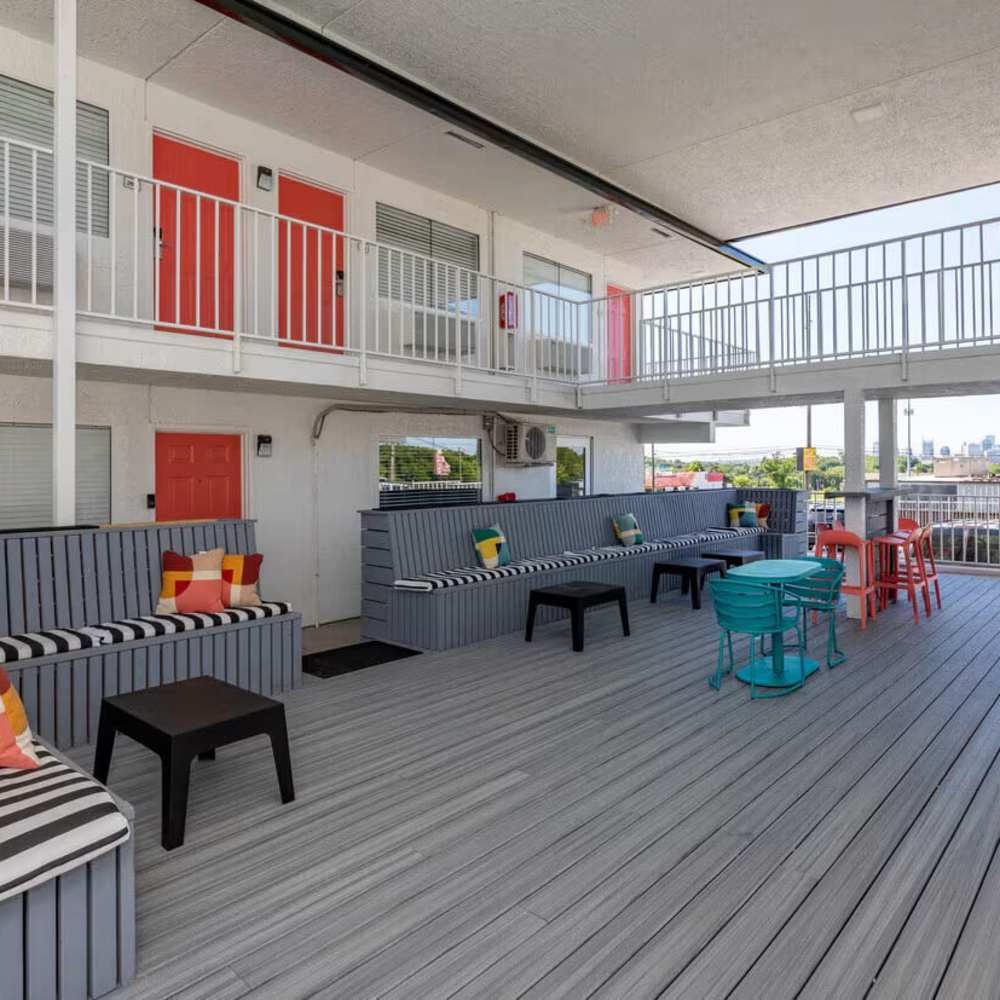 Outdoor seating area at Sohana Apartments in Nashville, Tennessee
