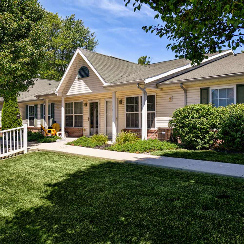 Charming exterior with landscaped lawn at Essex Place North in Sycamore, Ohio