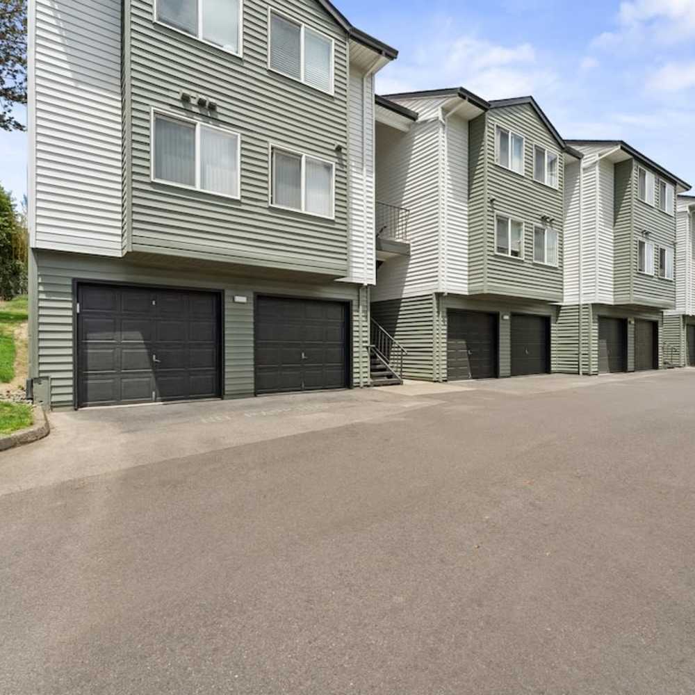 Oak Hill apartments with garages