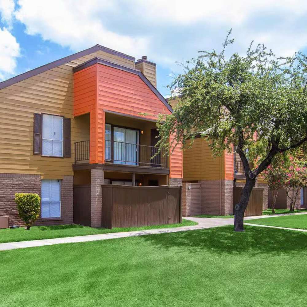 Lush greenery in front of the apartment at Barcelo Apartment Homes in San Antonio, Texas