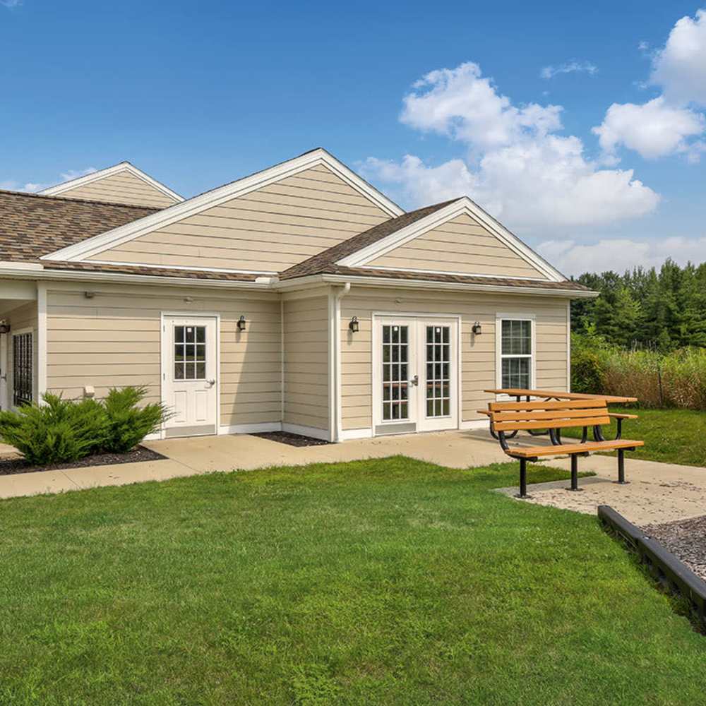 Building exterior at Majors Crossing in Rock Creek, Ohio 