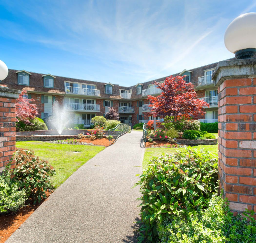 Front entrance at Fraser Tolmie Apartments in Victoria