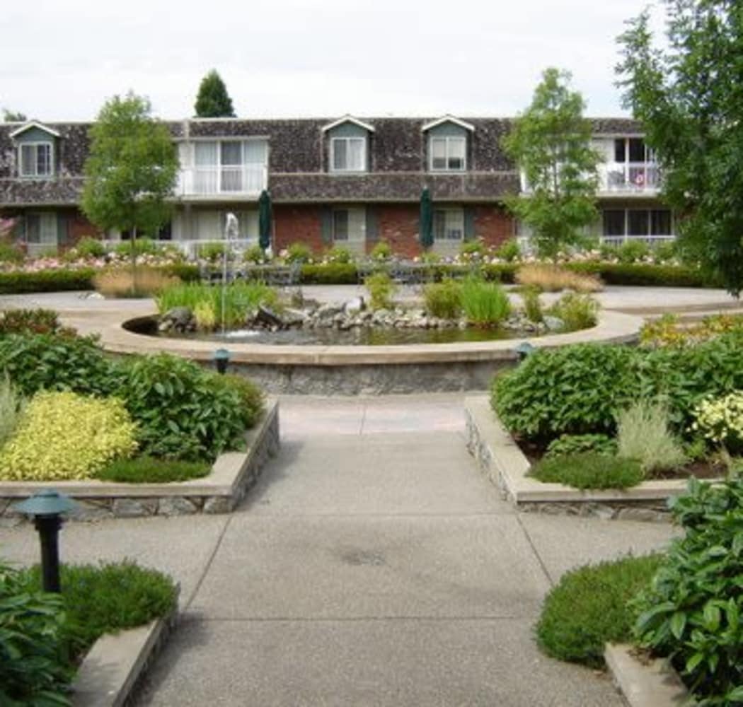 Courtyard area at Fraser Tolmie Apartments in Victoria