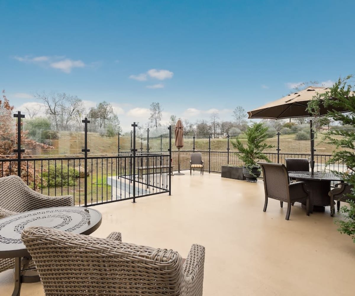 Outdoor seating area at Pacifica Senior Living Country Crest in Oroville, California