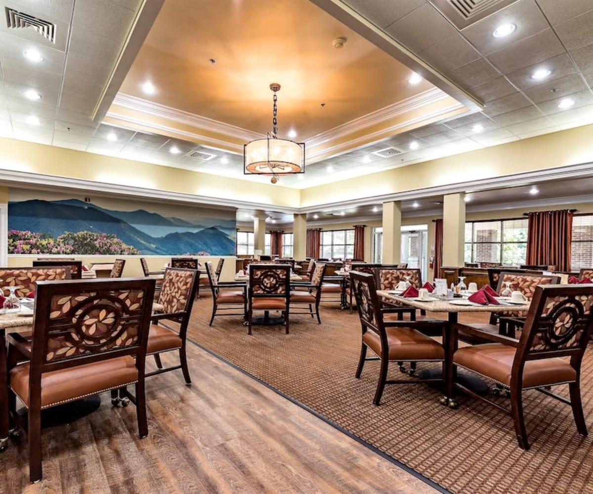 Dining room at Pacifica Senior Living Heritage Hills in Hendersonville, North Carolina