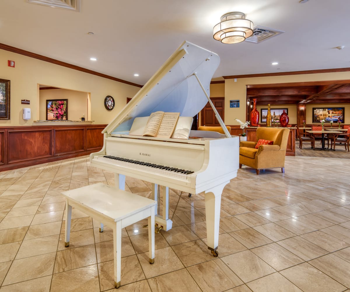 Dining room showcasing an in-house piano at Wyndham Lakes in Jacksonville, Florida