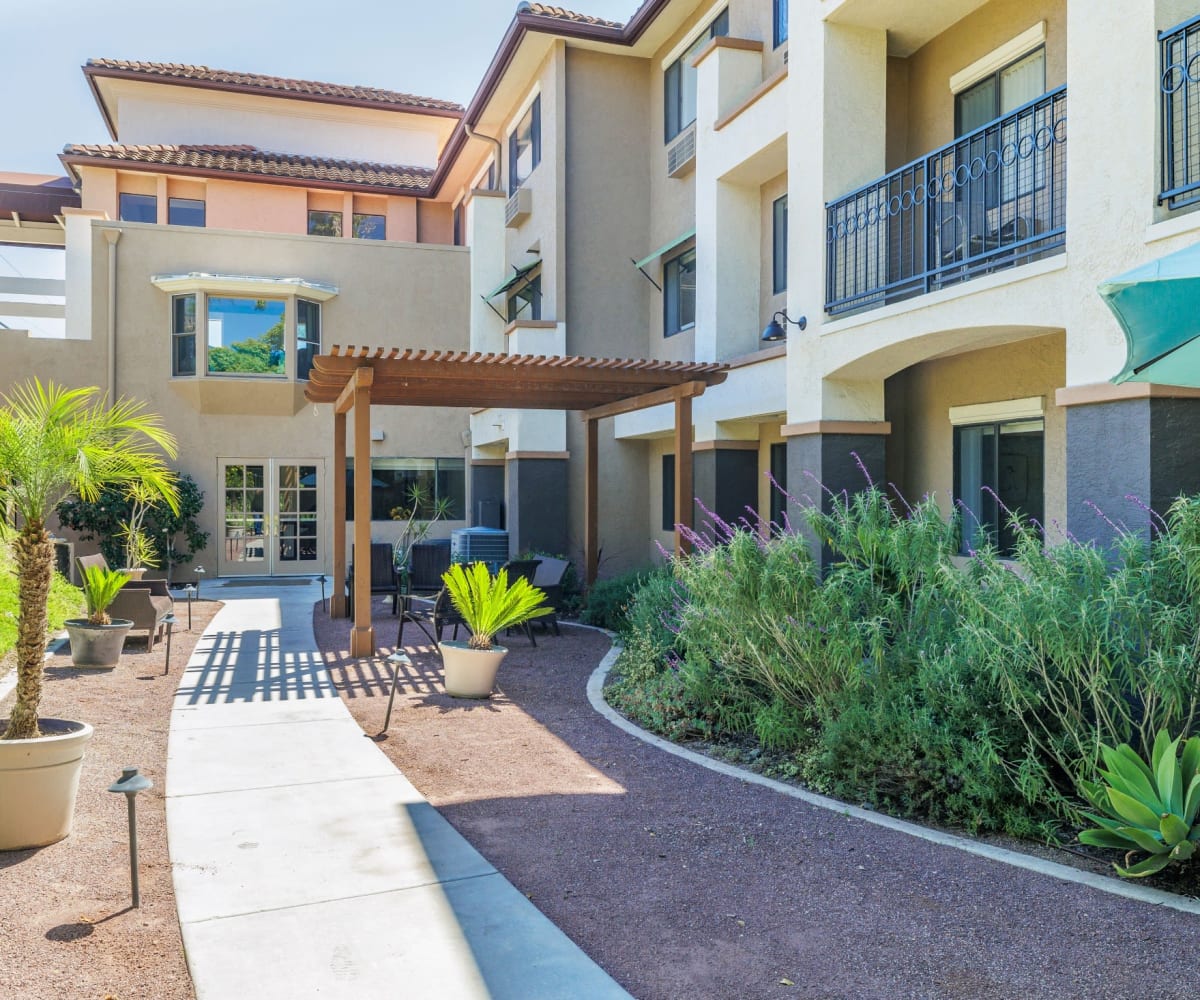 Outdoor patio seating at Pacifica Senior Living Rancho Peñasquitos in San Diego, California