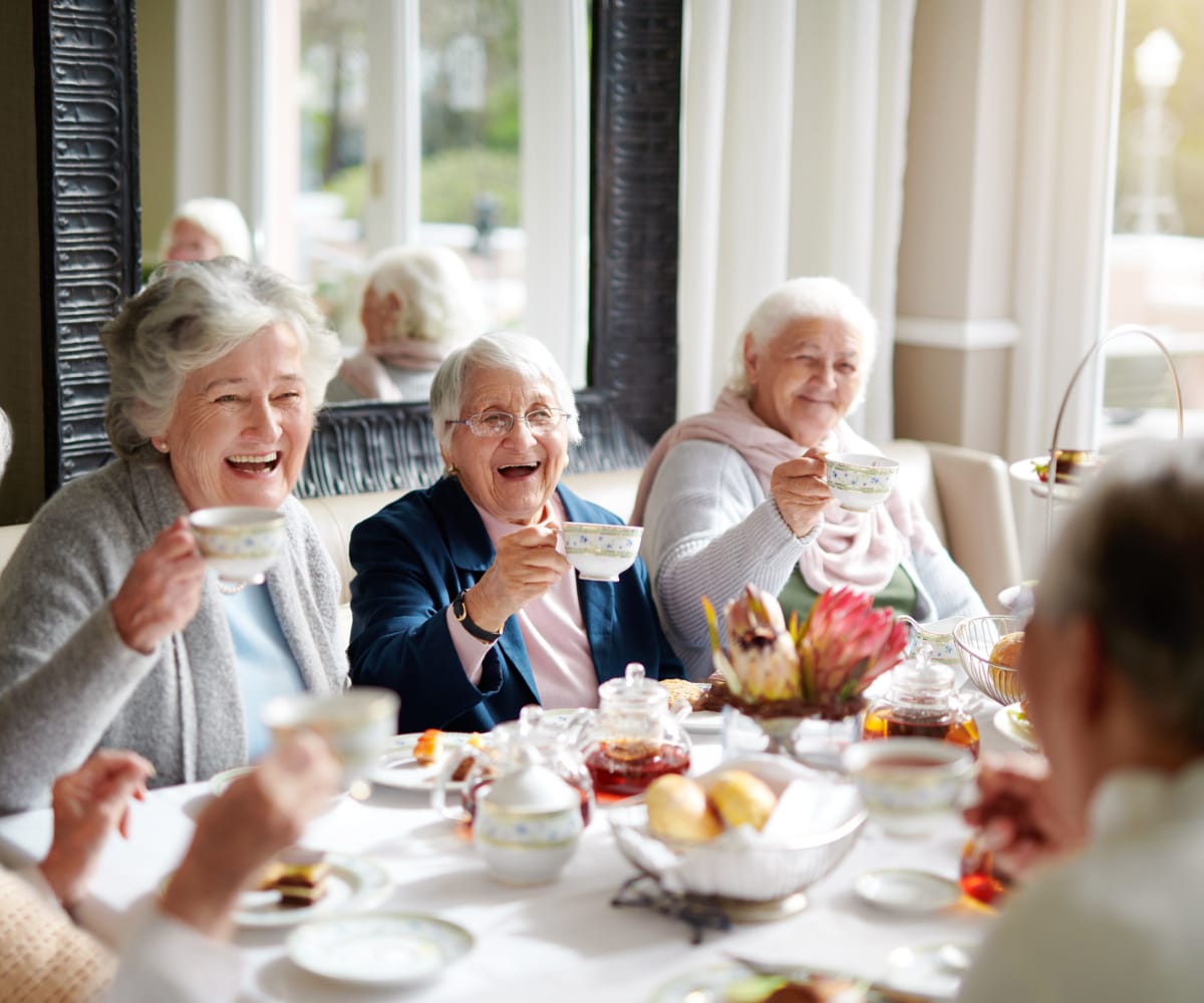 Residents laughing and eating lunch at Lake Park Senior Living in Oakland, California