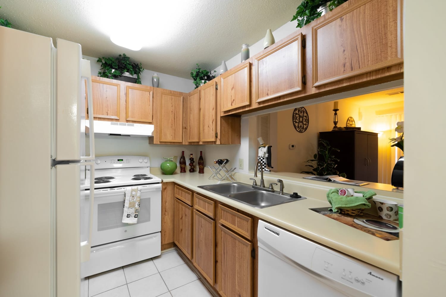 Fully equipped kitchen at Verandas on the Green Apartment Homes in Aiken, South Carolina