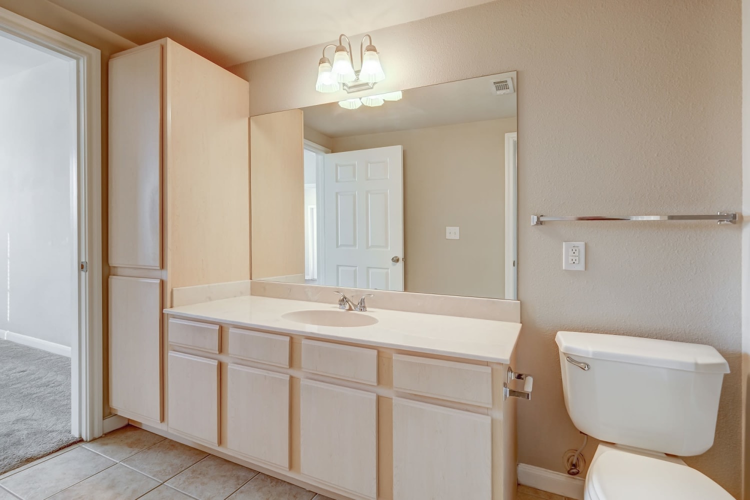 Bright bathroom at Chateau des Lions Apartment Homes in Lafayette, Louisiana