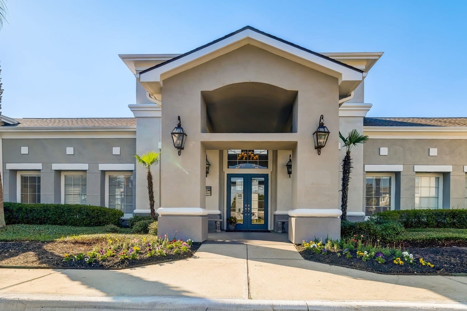 Exterior view of leasing office at Chateau des Lions Apartment Homes in Lafayette, Louisiana