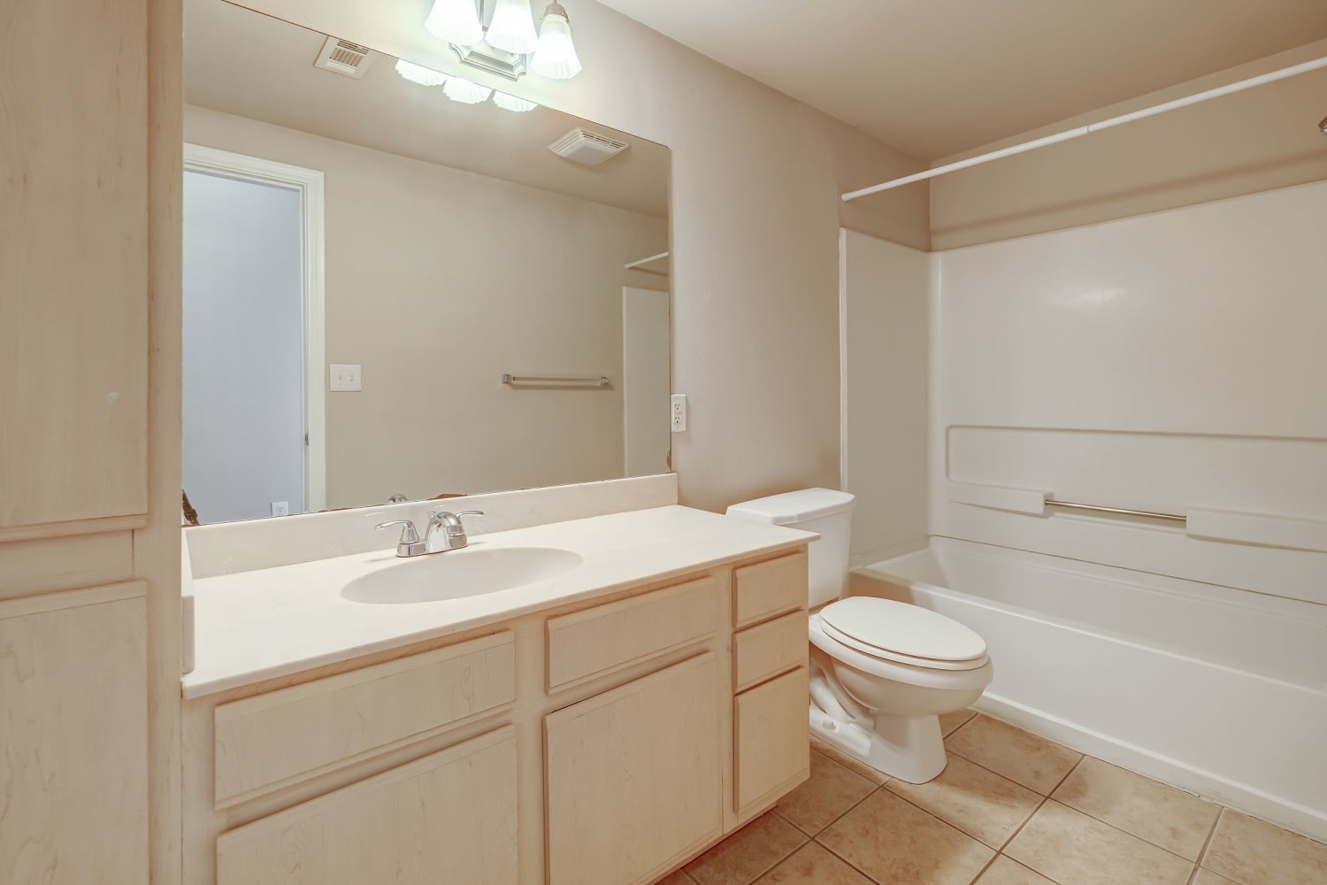 Bright bathroom with bathtub at Chateau des Lions Apartment Homes in Lafayette, Louisiana