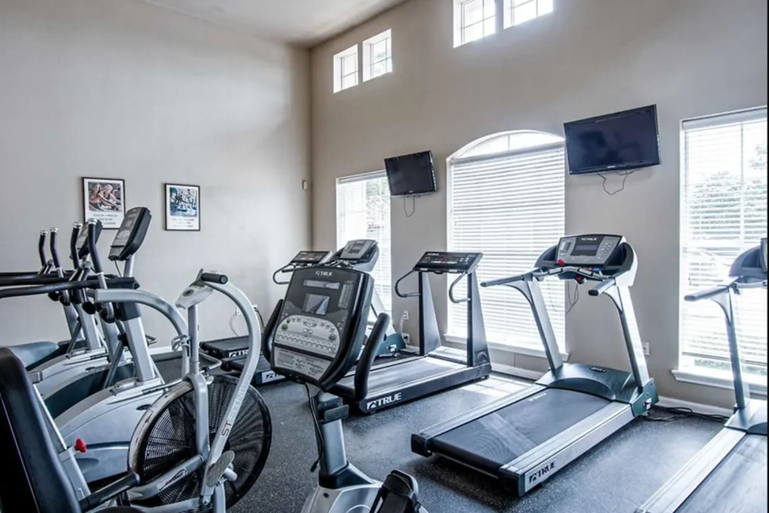 Fitness center at Chateau des Lions Apartment Homes in Lafayette, Louisiana