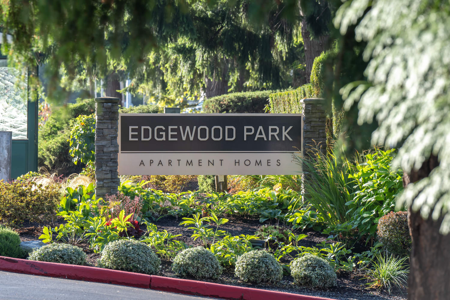 Well-maintained grounds at Edgewood Park Apartments in Bellevue, Washington