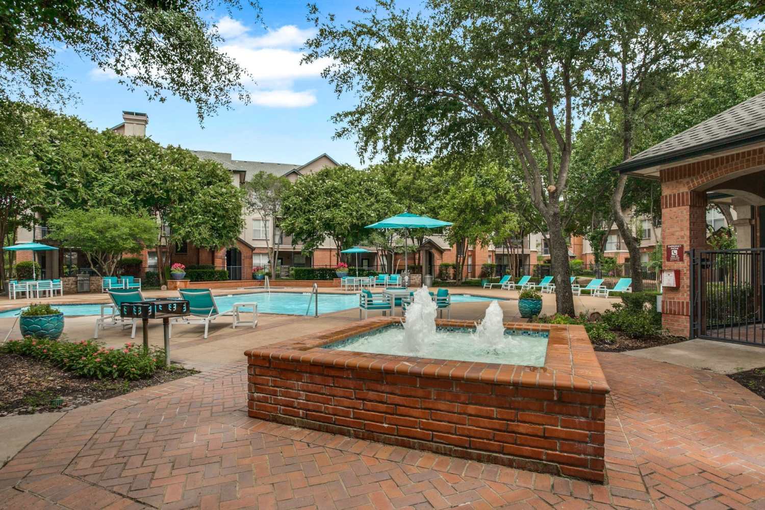 Large community courtyard at Arboretum Estates in Richardson, Texas