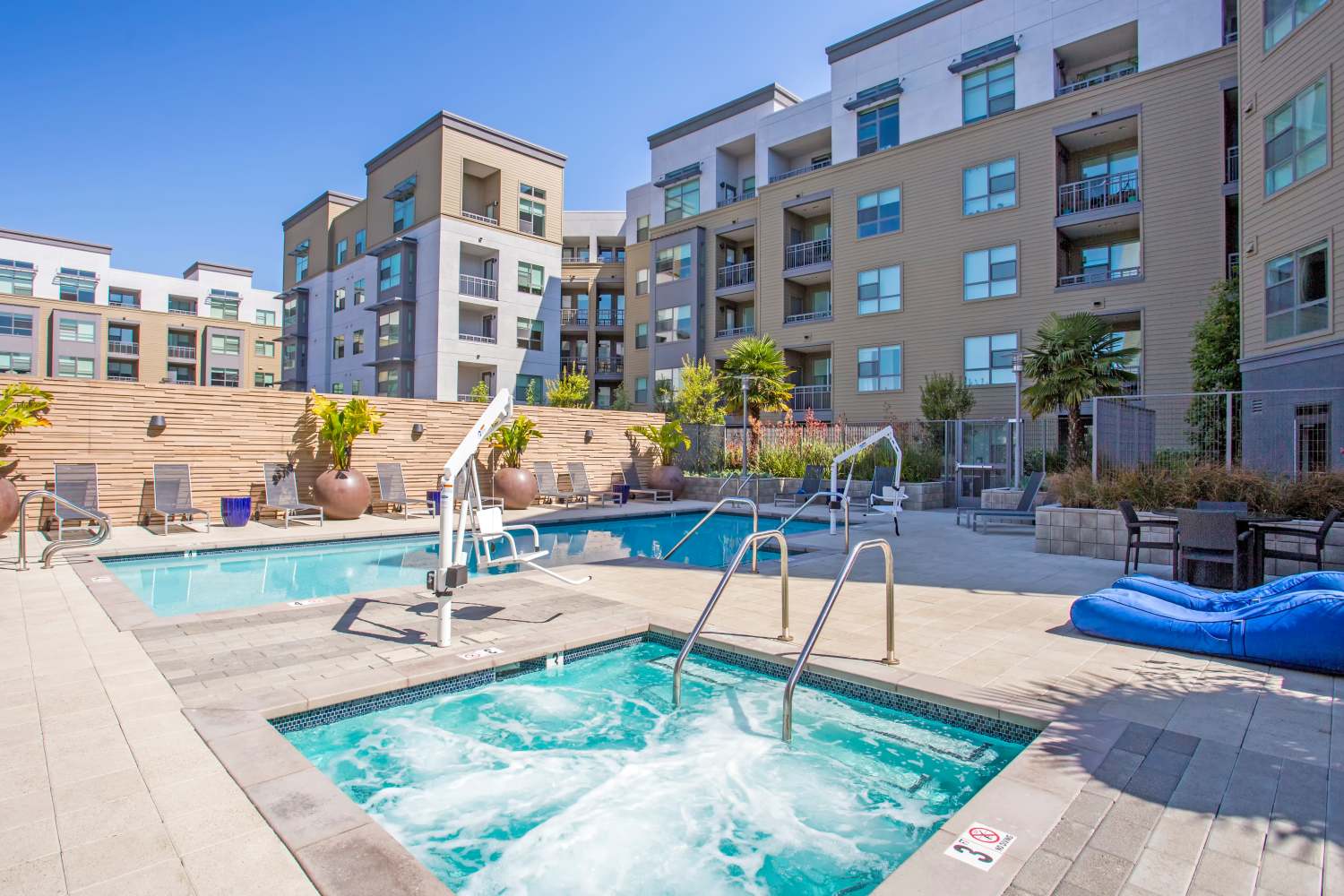 Luxurious swimming pool at Franklin 299 in Redwood City, California