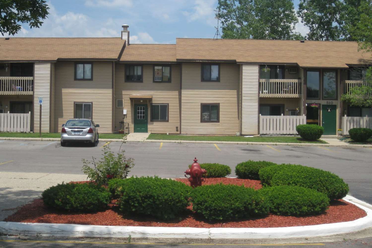 Exterior building at Knollview Apartments in Ovid, Michigan