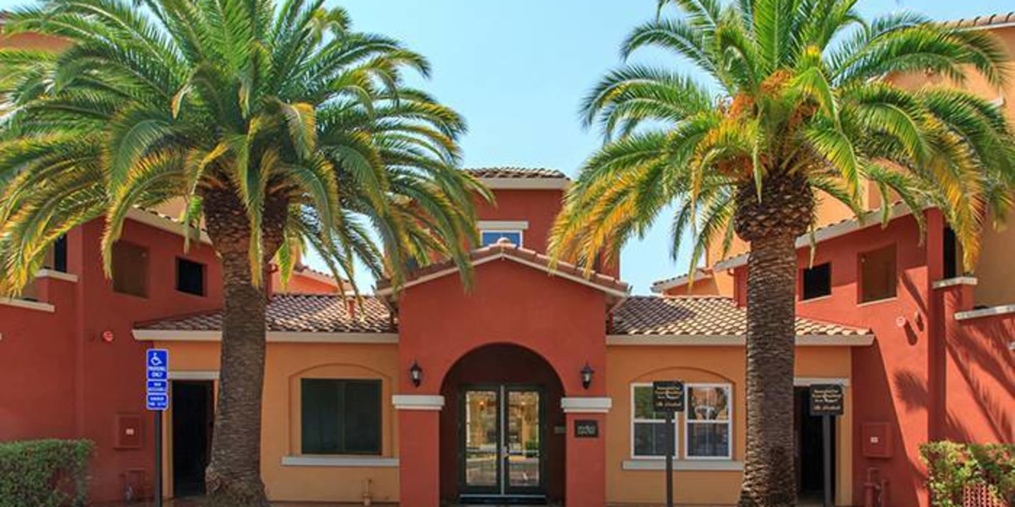 palm tree entrance at The Overlook at Fountaingrove in Santa Rosa, California