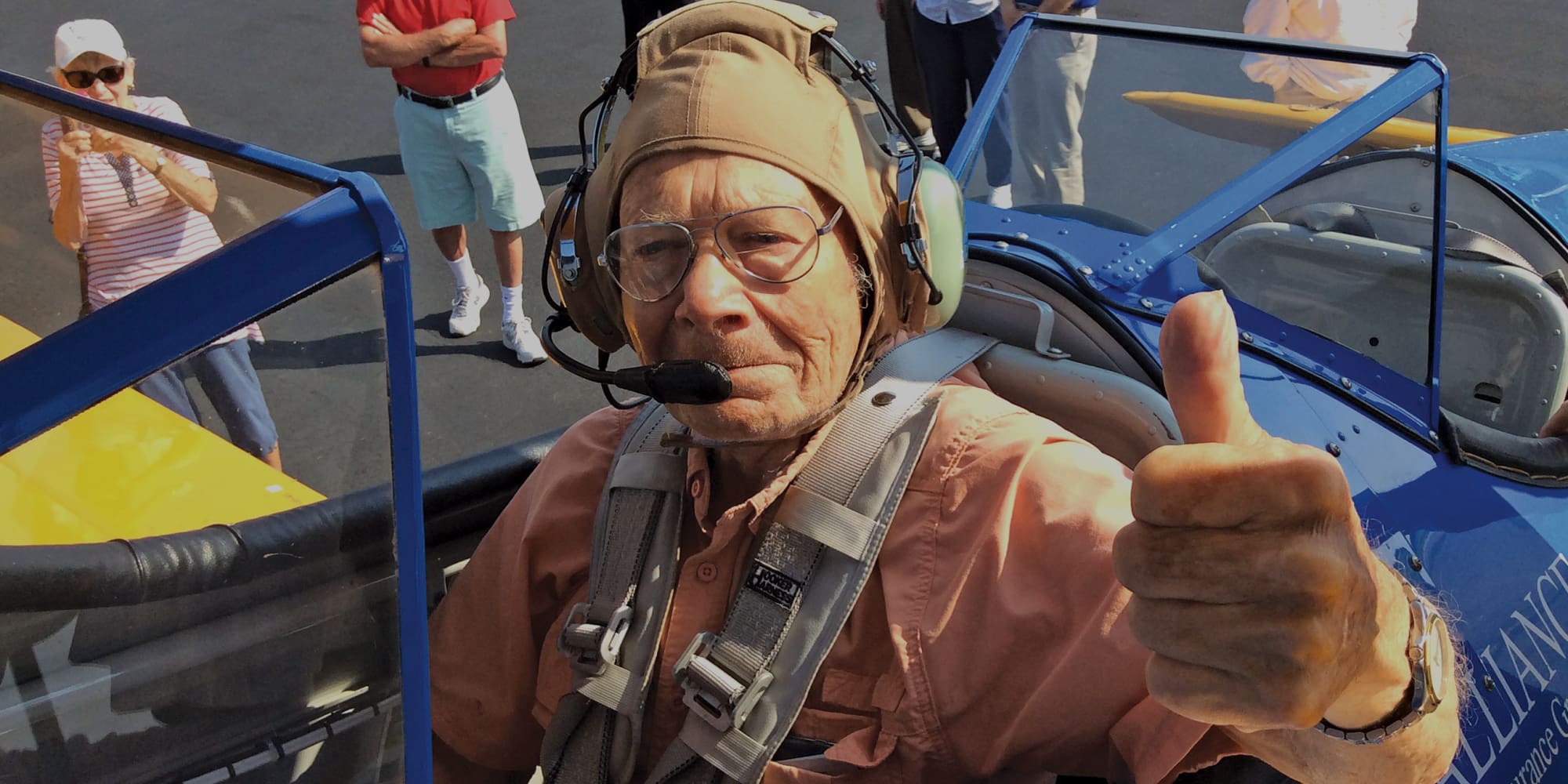 A resident of Hawthorn Senior Living in Vancouver, Washington giving a thumbs up before a flight.