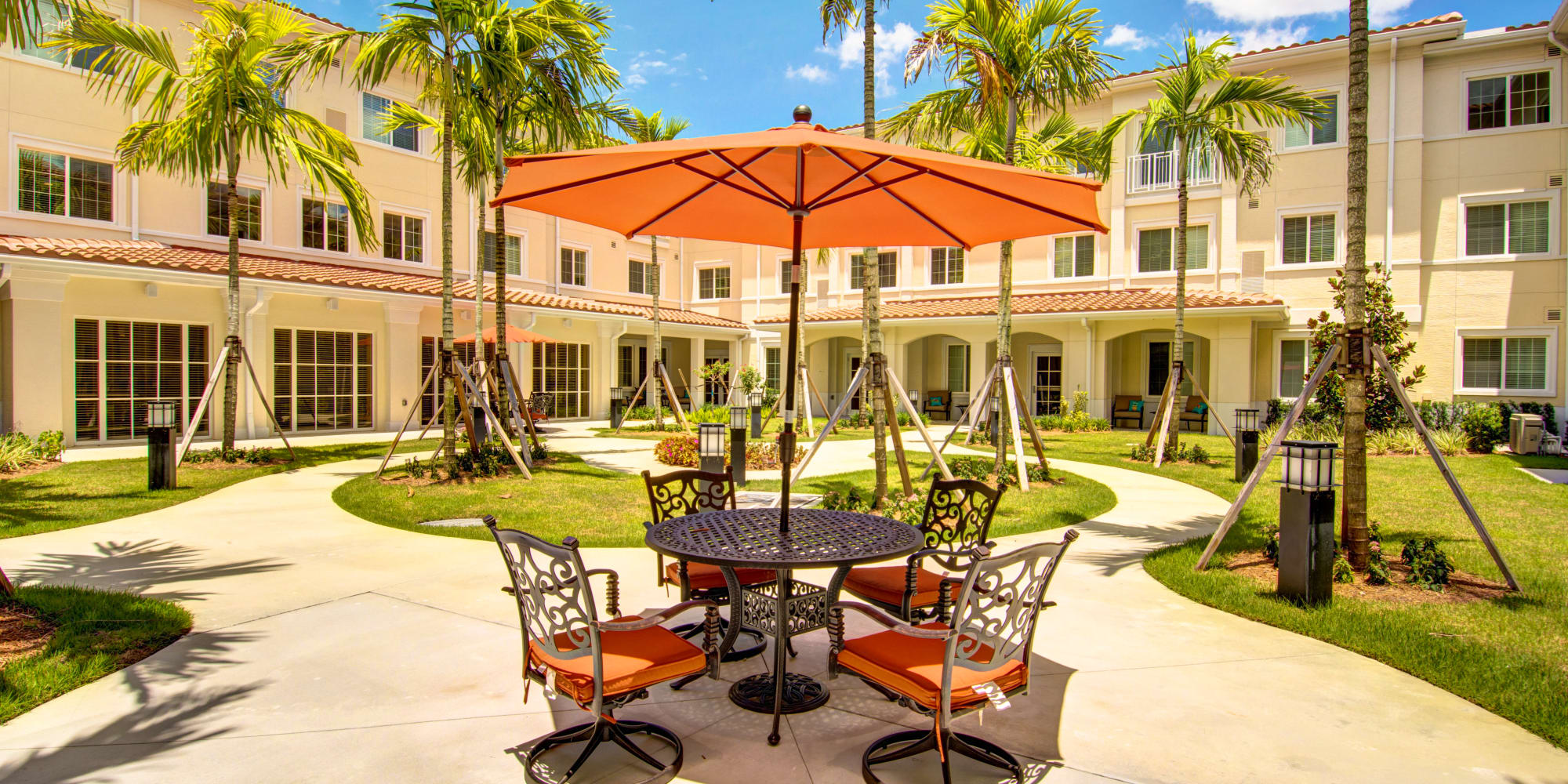 The Meridian at Boca Raton courtyard with tables and chairs