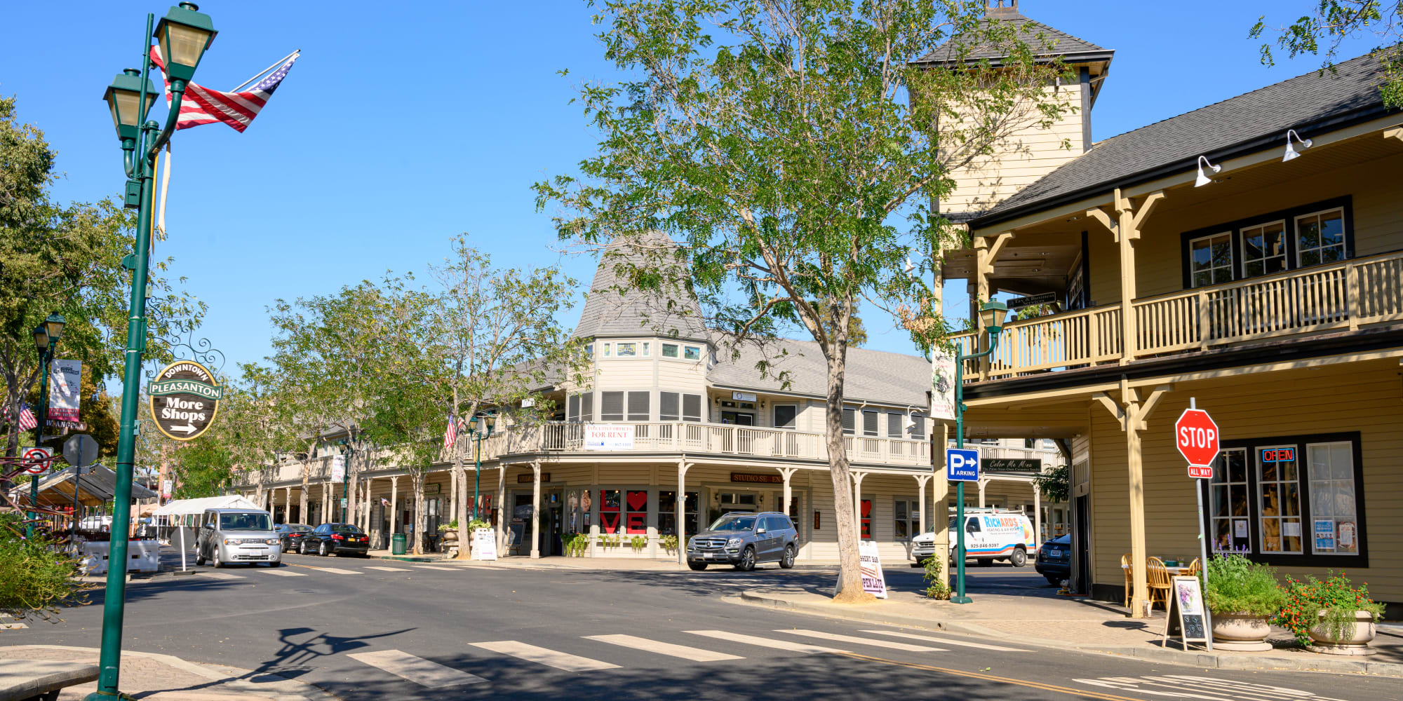 Experience the fantastic neighborhood near Pleasanton Heights in Pleasanton, California
