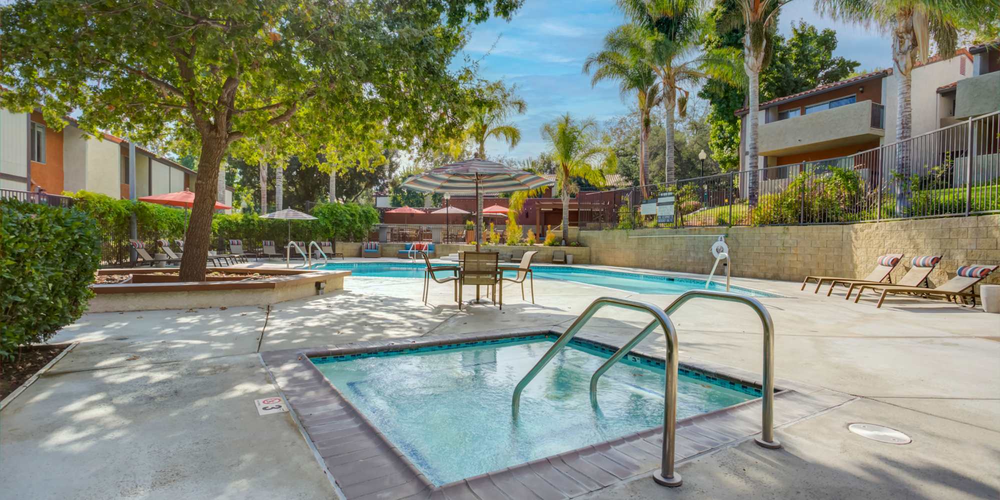 Spa next to the swimming pool at Sofi Thousand Oaks in Thousand Oaks, California