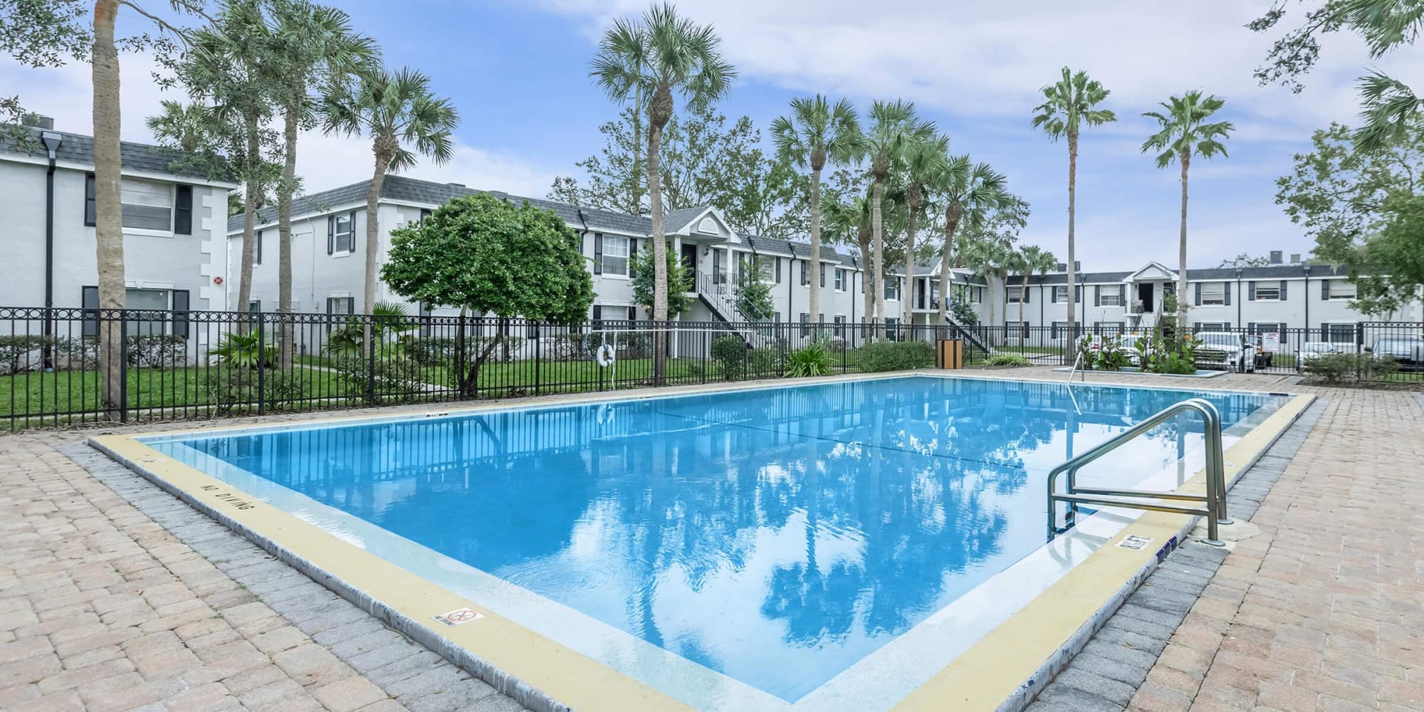 Spacious swimming pool at Magnolia Court in Orlando, Florida