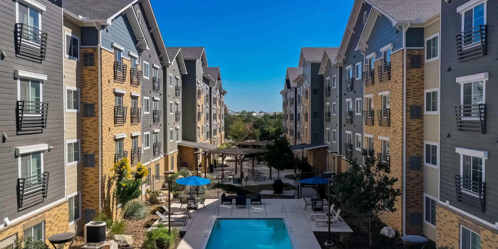 Apartments Simplicity at the Rim in San Antonio, Texas