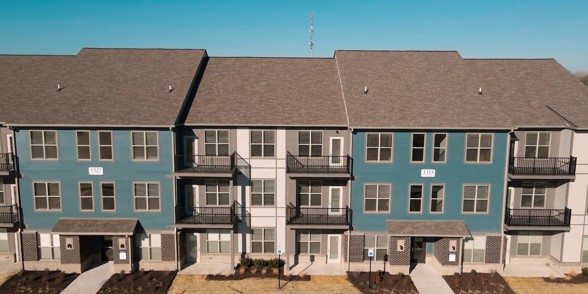 Exterior shot of the building at Founders Pointe Apartments in Franklin, Indiana