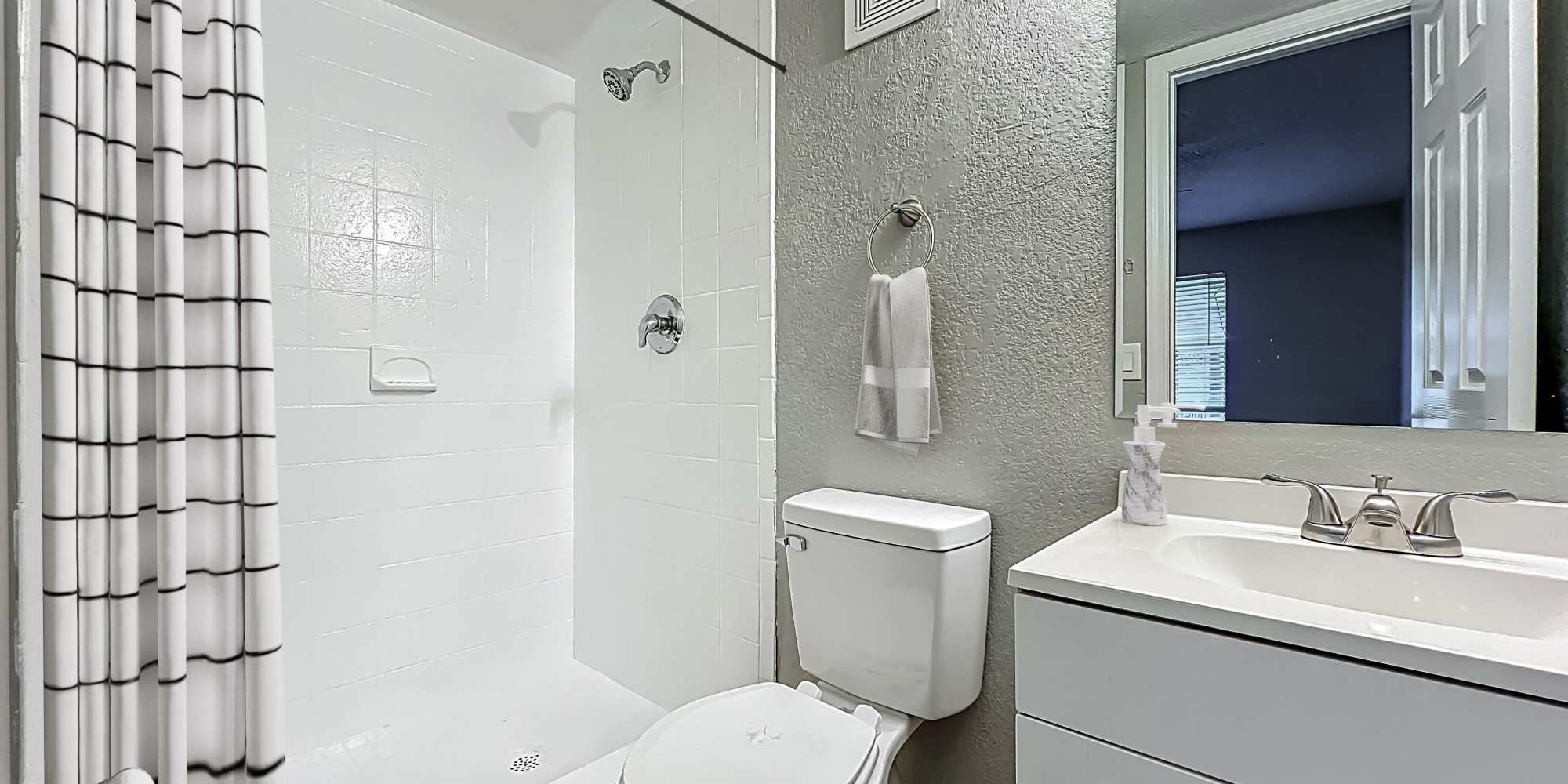 Comfort room bath tub Melina at Maitland in Orlando, Florida