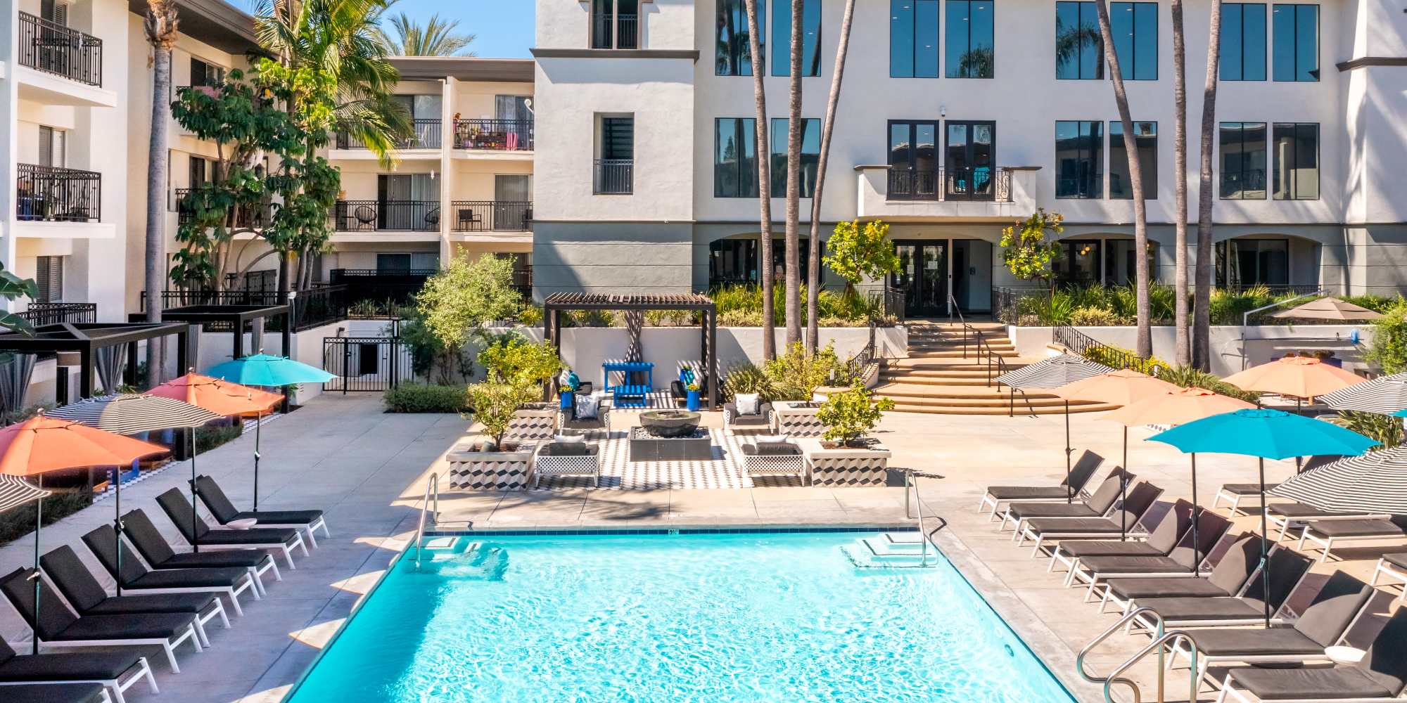 Plaza at Sherman Oaks apartments in Sherman Oaks, California